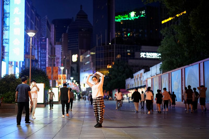 &copy; Reuters. Mulher posa para foto em área comercial de Xangai enquanto cidade se prepara para o fim do lockdown contra a Covid-19
31/05/2022 REUTERS/Aly Song