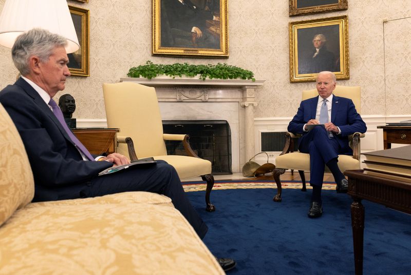 © Reuters. U.S. President Joe Biden meets with Federal Reserve Chair Jerome Powell and U.S. Treasury Secretary Janet Yellen to talk about the economy in the Oval Office at the White House in Washington, D.C., U.S., May 31, 2022. REUTERS/Leah Millis