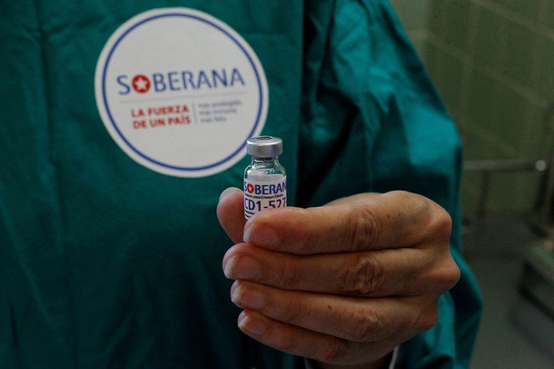 &copy; Reuters. FILE PHOTO: A nurse shows a dose of the Soberana-02 COVID-19 vaccine in Havana, Cuba, March 31, 2021. Jorge Luis Banos/Pool via REUTERS