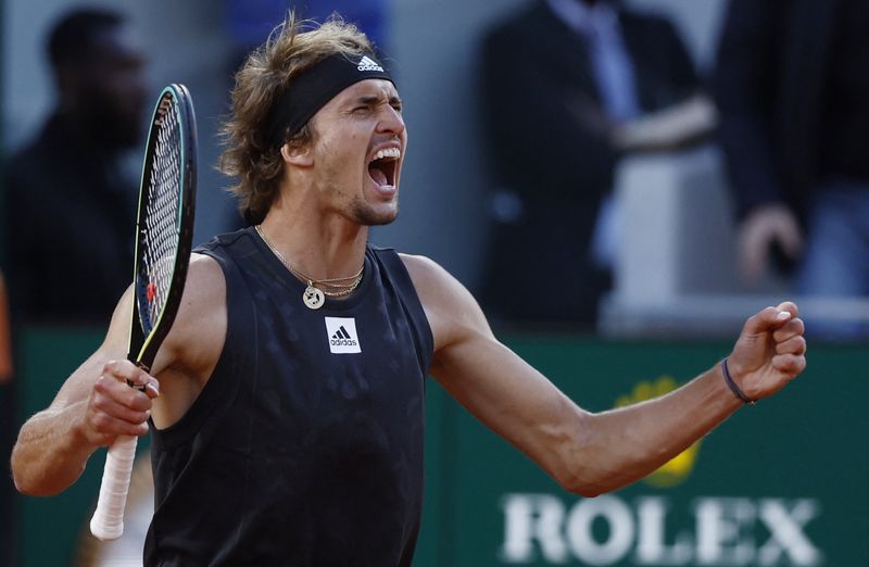 &copy; Reuters. Alexander Zverev vibra ao vencer Carlos Alcaraz nas quartas de final de Roland Garros
31/05/2022 REUTERS/Yves Herman