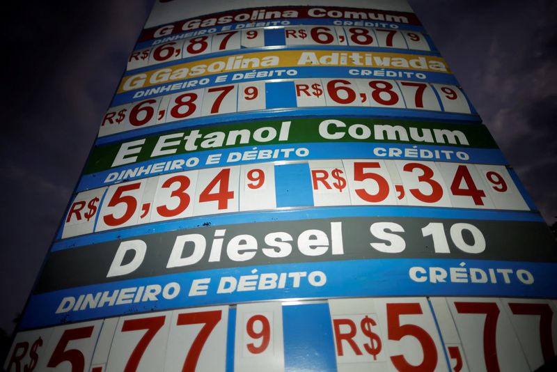 © Reuters. Painel de preços em posto de gasolina em Brasília
30/03/2022
REUTERS/Ueslei Marcelino