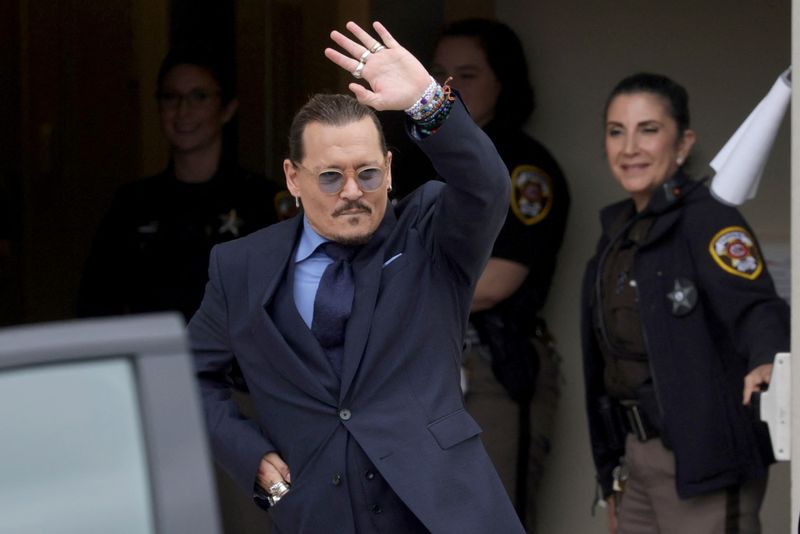 Jurados no caso Depp-Heard continuam deliberações após pergunta à