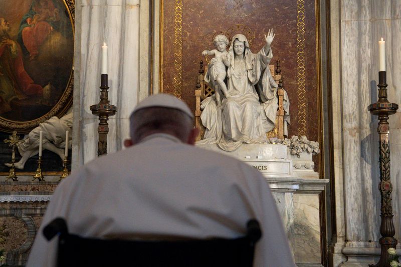 &copy; Reuters. Papa Francisco reza diante da estátua de Maria Rainha da Paz, na basílica de Santa Maria Maggiore, em Roma
31/05/2022
Mídia do Vaticano/Simone Risoluti/Divulgação via REUTERS