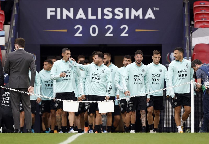 &copy; Reuters. Jogadores da argentina fazem reconhecimento de Wembley antes da Finalíssima contra a Itália
31/05/2022
Action Images via Reuters/Peter Cziborra