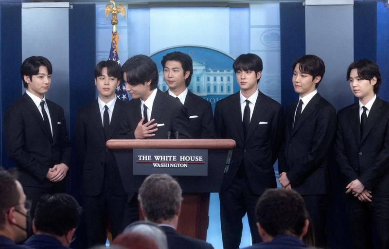 © Reuters. Members of the K-Pop band BTS (not in order) Kim Taehyung, Kim Seokjin, Jeon Jeongguk, Kim Namjoon, Park Jimin, Jung Hoseok and Min Yoon-gi makes statements against anti-Asian hate crimes and for inclusion and representation during the daily briefing at the White House in Washington, U.S., May 31, 2022. REUTERS/Leah Millis  