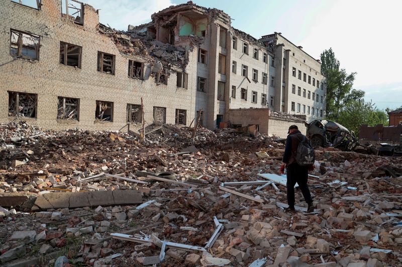 &copy; Reuters. IMAGEN DE ARCHIVO: Un residente local camina junto a un edificio destruido por un ataque militar ruso, mientras continúa el ataque de Rusia contra Ucrania, en la ciudad de Bakhmut, en la región de Donetsk, Ucrania, el 29 de mayo de 2022. REUTERS/Serhii 