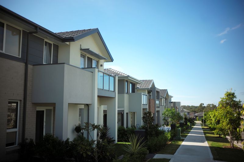 &copy; Reuters. FILE PHOTO: New homes line a street in the Sydney suburb of Moorebank in Australia, May 26, 2017. REUTERS/Jason Reed