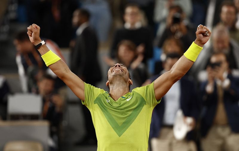 © Reuters. El tenista español Rafael Nadal celebra luego de ganar su partido de cuartos de final contra el serbio Novak Djokovic en el Abierto de Francia, en Roland Garros, París, Francia. 1 de junio, 2022. REUTERS/Gonzalo Fuentes