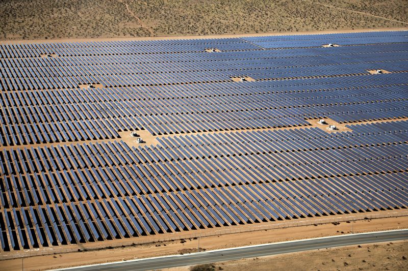 &copy; Reuters. FILE PHOTO: An array of solar panels is seen in the desert near Victorville, California, U.S. March 28, 2018. REUTERS/Lucy Nicholson 