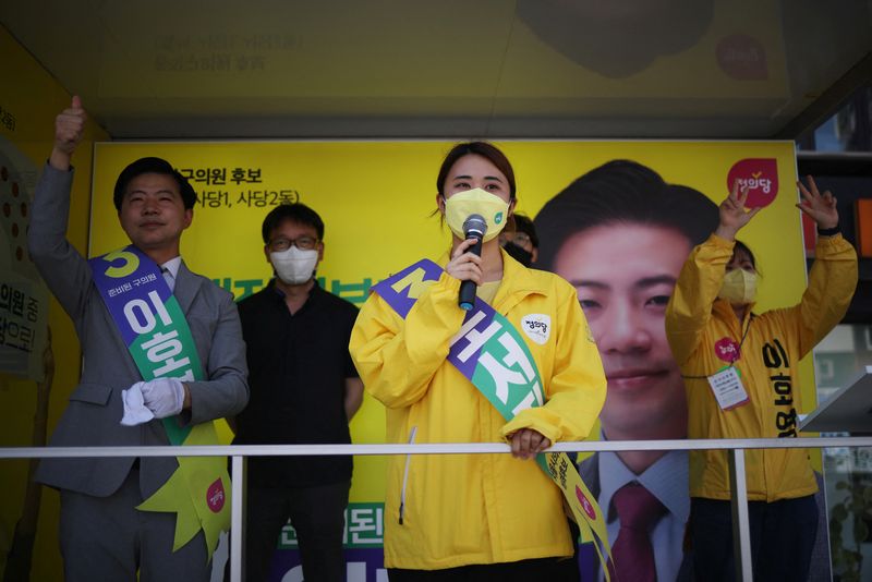 &copy; Reuters. Noh Seo-jin, a 19-year-old college student and a proportional representation candidate of the Justice Party for the Seoul City Council, takes part in an election campaign rally in Seoul, South Korea, May 31, 2022. REUTERS/Kim Hong-Ji