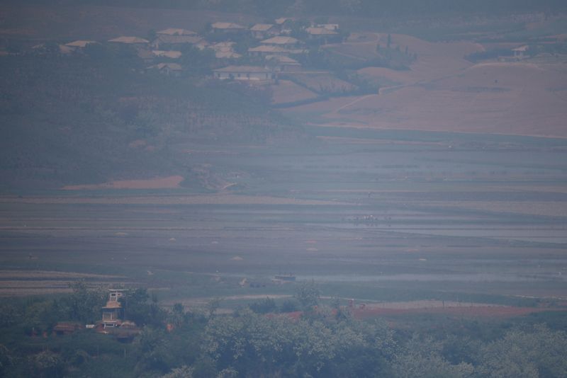 &copy; Reuters.     北朝鮮メディアは１日、同国の干ばつ対策が進展し、全土で田植えが始まっていると報じた。資料写真、韓国側から撮影した北朝鮮の様子、５月撮影（２０２２年　ロイター／Kim Hong-Ji）