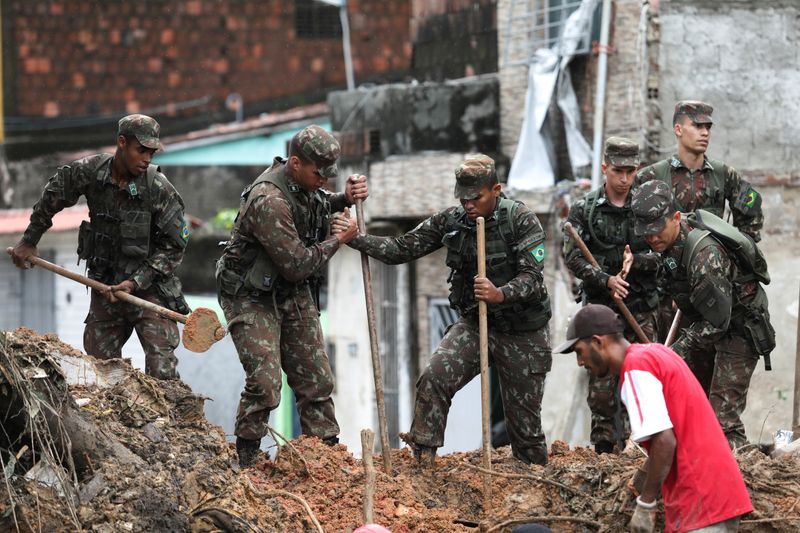 &copy; Reuters. 　ブラジル政府は３１日、豪雨による死者が少なくとも１０６人に達したことを明らかにした。写真は災害現場で活動に当たる兵士。５月レシフェで撮影（２０２２年　ロイター/Diego Nigro）