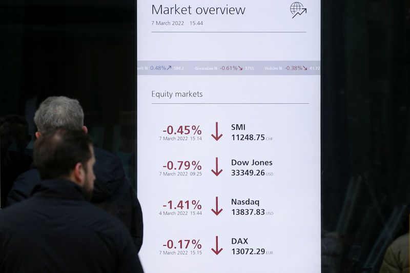 &copy; Reuters. スイス経済省経済事務局（ＳＥＣＯ）は３１日、国内経済の成長ペースが今年鈍化するとの見通しを示した。写真は金融市場の数字を見る人。チューリヒで３月撮影。（2022年 ロイター/Arnd W