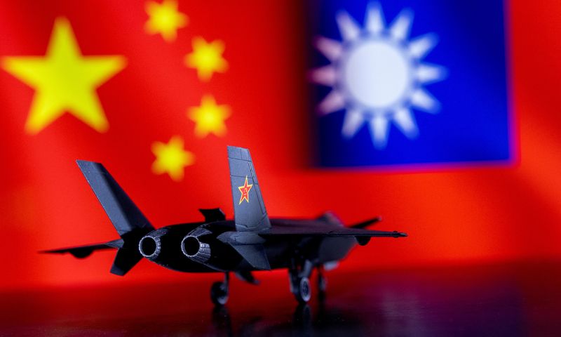 &copy; Reuters. L'armée chinoise a déclaré mercredi avoir mené ces derniers jours des "patrouilles d'alerte" de combat maritimes et aériennes autour de Taiwan, présentant ces manoeuvres comme des mesures nécessaires pour répondre à la "collusion" entre Taipei et