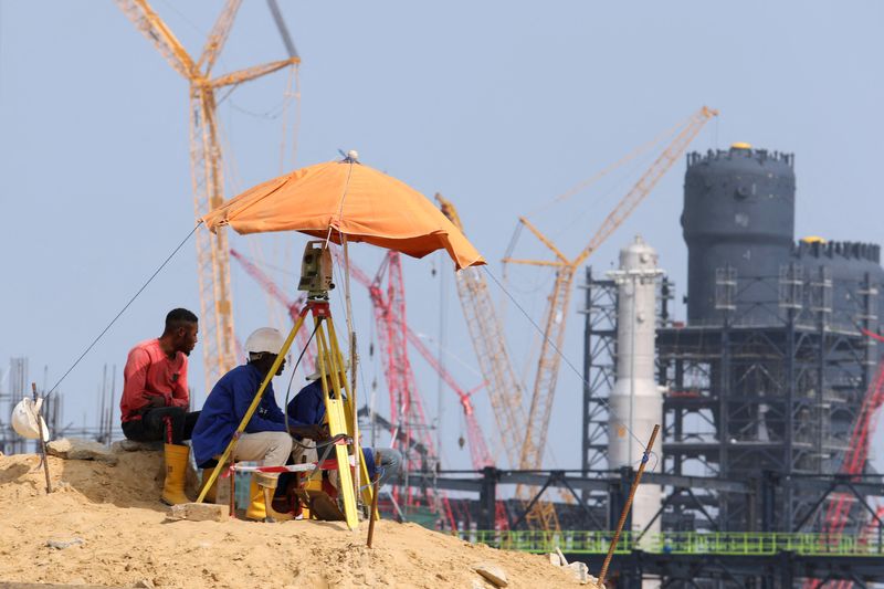 &copy; Reuters. FILE PHOTO: Workers sit at a construction site of the Dangote Refinery in Ibeju Lekki district, on the outskirts of Lagos, Nigeria August 7, 2019. REUTERS/Temilade Adelaja/File Photo