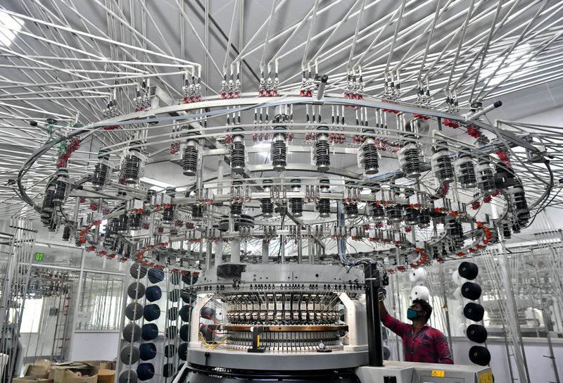 &copy; Reuters. FILE PHOTO: A worker operates a knitting machine at a textile factory of Texport Industries in Hindupur town in the southern state of Andhra Pradesh, India, February 9, 2022. REUTERS/Samuel Rajkumar