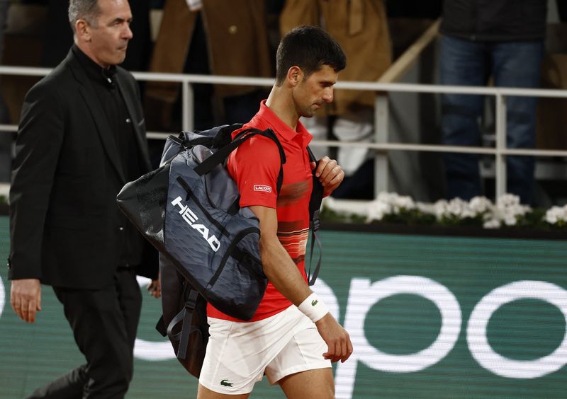 &copy; Reuters. El serbio Novak Djokovic se retira abatido tras perder su partido de cuartos de final contra el español Rafael Nadal en el Abierto de Francia, Roland Garros, París, Francia, 1 de junio de 2022. REUTERS/Yves Herman