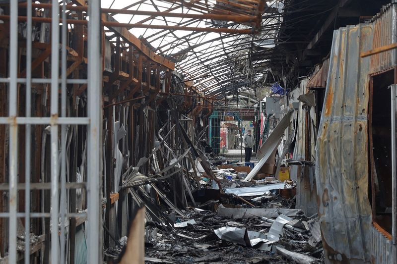 &copy; Reuters. FOTO DE ARCHIVO: Un residente local junto a escombros de un mercado abierto destruido por un ataque militar, mientras continúa el ataque de Rusia a Ucrania, en Severodonetsk, región de Luhansk, Ucrania 16 de abril de 2022.  REUTERS/Serhii Nuzhnenko/File