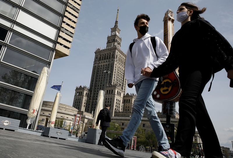 &copy; Reuters. FOTO DE ARCHIVO: Dos personas con mascarillas caminan por el centro de Varsovia, Polonia, el 4 de mayo de 2021. REUTERS/Kacper Pempel