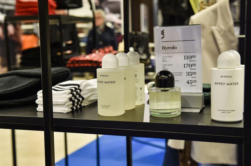 &copy; Reuters. FOTO DE ARCHIVO: Productos de Byredo a la venta en un puesto de One Way con productos de género neutro, dentro de los grandes almacenes Stockmann en Helsinki, Finlandia 14 de septiembre de 2018. Lehtikuva/Emmi Korhonen vía REUTERS      