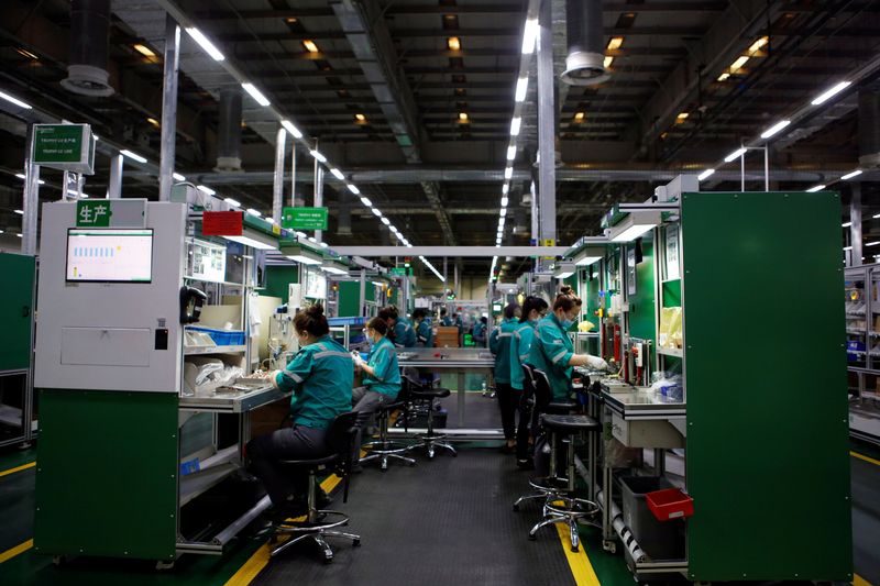 &copy; Reuters. FOTO DE ARCHIVO: Empleados trabajan en la línea de producción durante una visita organizada por los medios de comunicación a una fábrica de Schneider Electric en Pekín, China, el 17 de febrero de 2022. REUTERS/Florence Lo