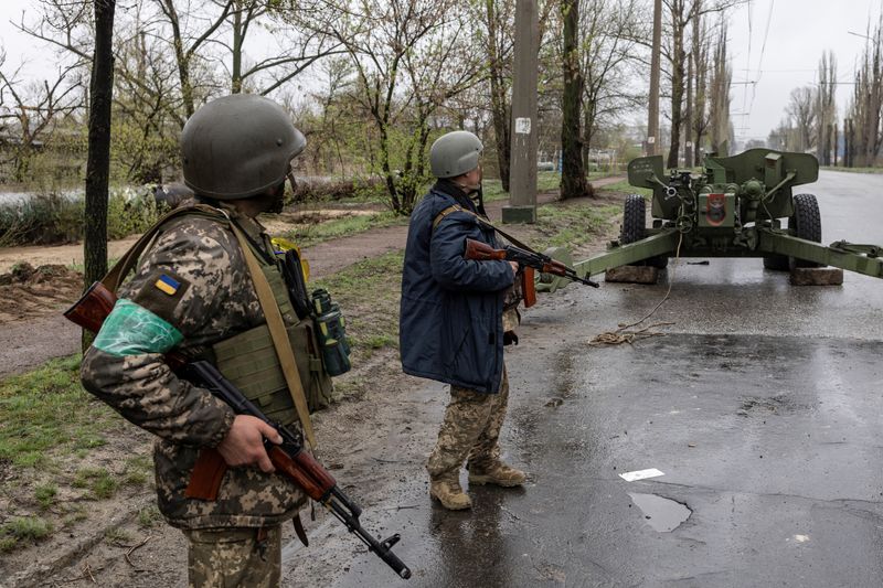 &copy; Reuters. جنديان أوكرانيان على الطريق المؤدية إلى سيفيرودونيتسك يوم 14 أبريل نيسان 2022. تصوير: ماركو ديوريكا - رويترز
