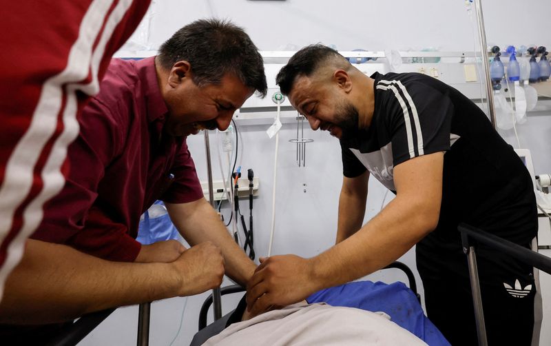 &copy; Reuters. Familiares reaccionan ante el cuerpo de una mujer palestina que murió en un incidente en un puesto de control israelí, en un hospital de Hebrón, en la Cisjordania ocupada por Israel. 1 de junio de 2022. REUTERS/Mussa Qawasma