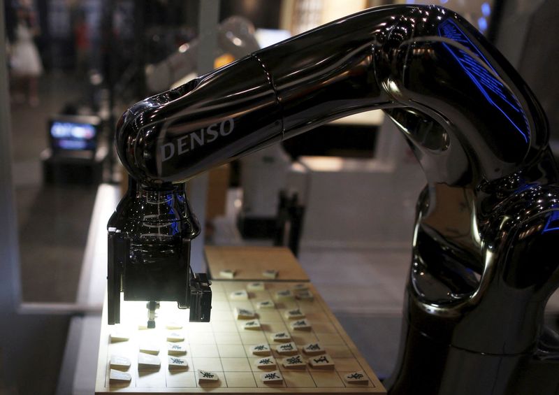 &copy; Reuters. FILE PHOTO: Denso Corp's robot arm "Denoute-san" plays Japanese chess, also known as Shogi, at a booth during Niconico Chokaigi 2015 in Makuhari, east of Tokyo, Japan April 26, 2015. REUTERS/Yuya Shino/File Photo