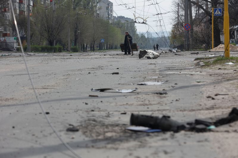 &copy; Reuters. Un strada della città ucraina di Sivierodonetsk, nell'Oblast di Luhansk. 16 aprile 2022 REUTERS/Serhii Nuzhnenko