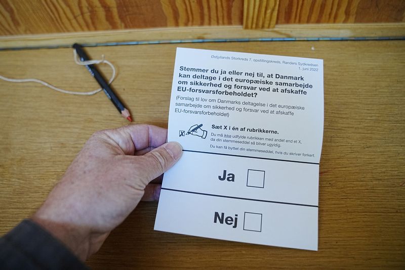 &copy; Reuters. Una persona sostiene una papeleta en la que se lee: Ja = Sí y Nej = No, mientras los daneses votan sobre las reservas en materia de defensa en un referéndum sobre la exclusión voluntaria de la UE, en la escuela Hobrovejens en Randers, Dinamarca, el 1 d