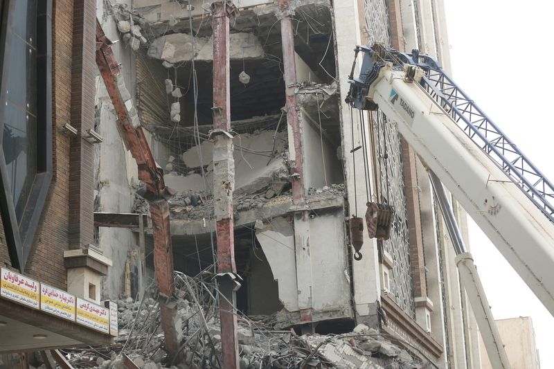 &copy; Reuters. منظر عام لموقع انهيار مبنى من عشرة طوابق في عبادان يوم 23 مايو أيار 2022. صورة لرويترز من وكالة أنباء غرب آسيا.