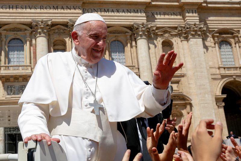 &copy; Reuters. البابا فرنسيس يحيي الناس في الفاتيكان يوم الأربعاء. تصوير: ريمو كاسيلي - رويترز. 