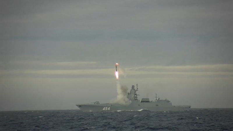 &copy; Reuters. إطلاق صاروخ كروز تفوق سرعته سرعة الصوت من طراز تسيركون من فرقاطة الأميرال جورشكوف في بحر بارنتس بصورة من مقطع مصور نُشرت يوم 28 مايو أيار 2022. 