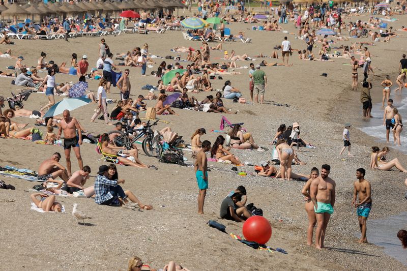 &copy; Reuters. 　スペイン国家統計局によると、４月に同国を訪れた外国人観光客は前年同月のほぼ１０倍となった。外国人観光客の支出額も新型コロナウイルス禍前の水準近くに回復した。マラガのビー