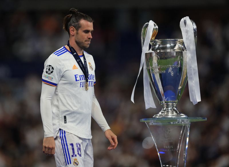 &copy; Reuters. Gareth Bale, del Real Madrid, pasa junto al trofeo tras ganar la Liga de Campeones contra el Liverpool en el  Stade de France, Saint-Denis cerca de París, Francia, 28 de mayo de 2022 REUTERS/Lee Smith