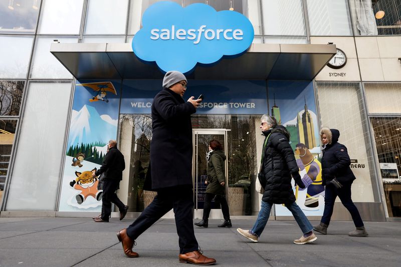 &copy; Reuters. FILE PHOTO: People pass by the Salesforce Tower and Salesforce.com offices in New York City, U.S., March 7, 2019. REUTERS/Brendan McDermid