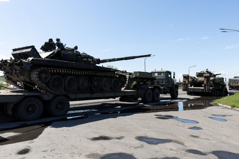 &copy; Reuters. Des chars russes capturés à l'extérieur de Dnipro, en Ukraine. Les forces russes poursuivaient mercredi leur offensive contre une ville industrielle qu'elles considèrent comme essentielle pour contrôler une partie de l'est de l'Ukraine tandis que les