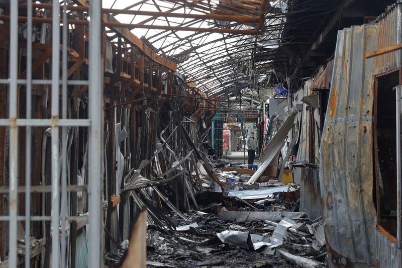 &copy; Reuters. أحد السكان المحليين يقف بجوار حطام سوق مفتوحة دمرتها غارة عسكرية مع تواصل الهجوم الروسي على أوكرانيا في سيفيرودونيتسك يوم 16 أبريل نيسان 2022. 
