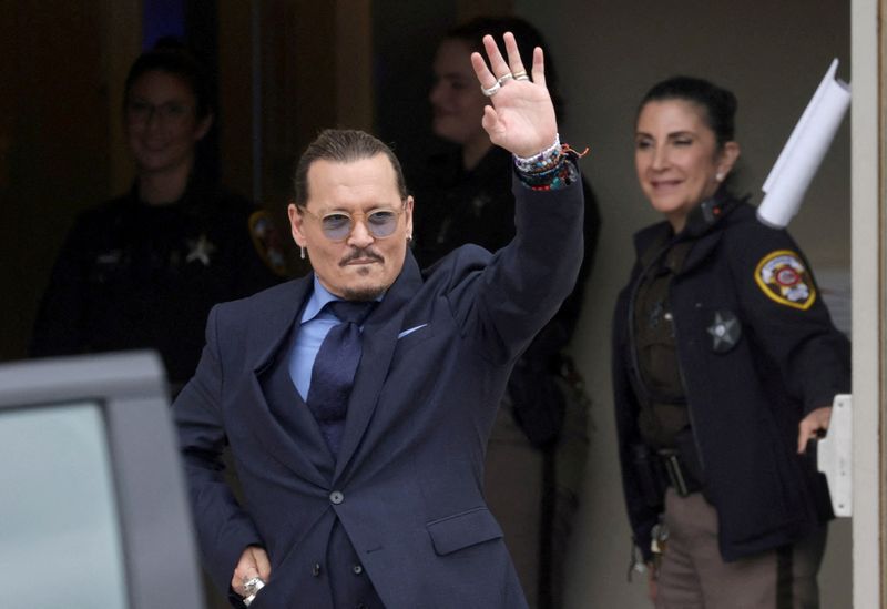 Júri dos EUA condena Amber Heard por difamação de Johnny Depp
