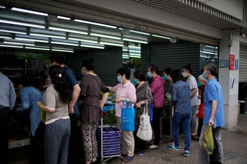 &copy; Reuters. Pessoas usando máscaras de proteção fazem fila em loja de alimentos após fim de lockdown contra Covid-19 em Xangai
01/06/2022 REUTERS/Aly Song