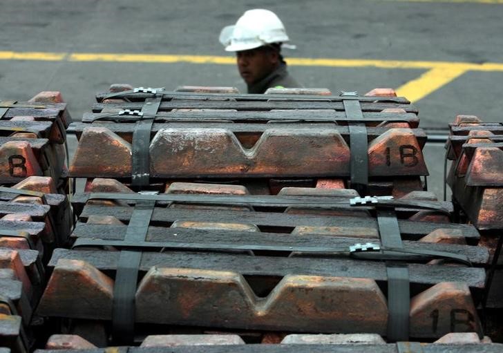 &copy; Reuters. Imagen de archivo de un operario revisando un cargamento de cobre para su epxortación a Asia desde el puerto de Valparaíso, Chile. 21 agosto 2006. REUTERS/Eliseo Fernández