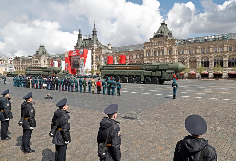 &copy; Reuters. Sistemas russos de lançamento de mísseis balísticos intercontinentais Yars são expostos durante desfile para comemorar Dia da Vitória em Moscou
09/05/2022 REUTERS/Shamil Zhumatov