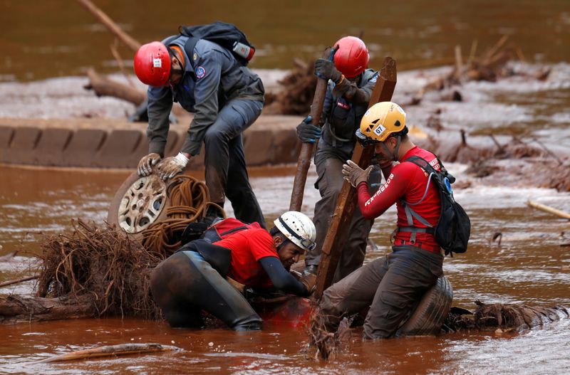 &copy; Reuters. Equipes de resgate buscam por sobreviventes após colapso de barragem de rejeitos da Vale em Brumadinho em 2019
05/02/2019 REUTERS/Adriano Machado