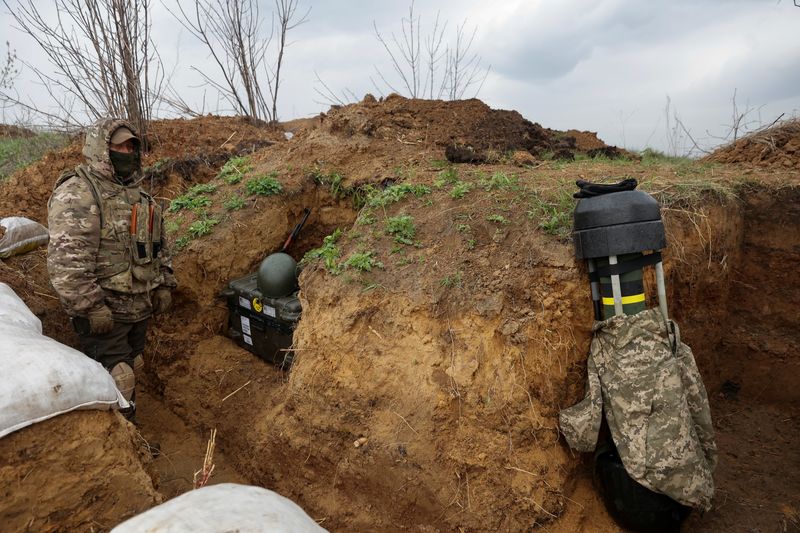 &copy; Reuters. FILE PHOTO: A Ukrainian serviceman stands next to a Javelin anti-tank missile, as Russia's attack on Ukraine continues, at a position in Donetsk Region, Ukraine April 18, 2022. REUTERS/Serhii Nuzhnenko