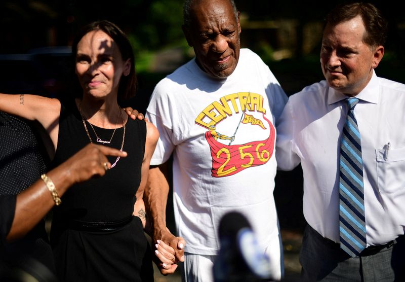 &copy; Reuters. Bill Cosby do lado de fora de sua casa em Elkins Park, no Estado norte-americano da Pensilvânia
30/06/2021 REUTERS/Mark Makela