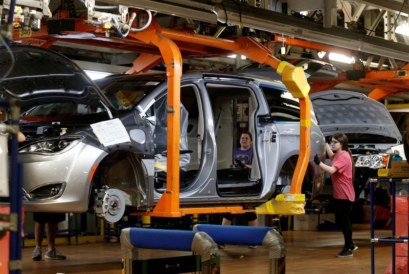 &copy; Reuters. FILE PHOTO: FCA assembly workers work on 2019 Pacifica minivans at the FCA Windsor Assembly Plant in Windsor, Ontario, Canada October 5, 2018.  REUTERS/Rebecca Cook