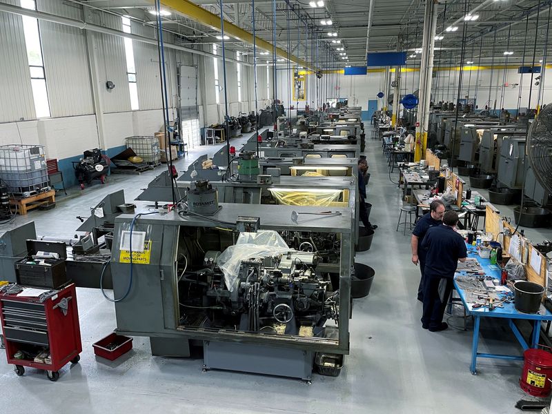 &copy; Reuters. Imagen de archivo de una vista general de las máquinas de corte de metal en el interior de la fábrica de 55 empleados de Gent Machine Co. en Cleveland