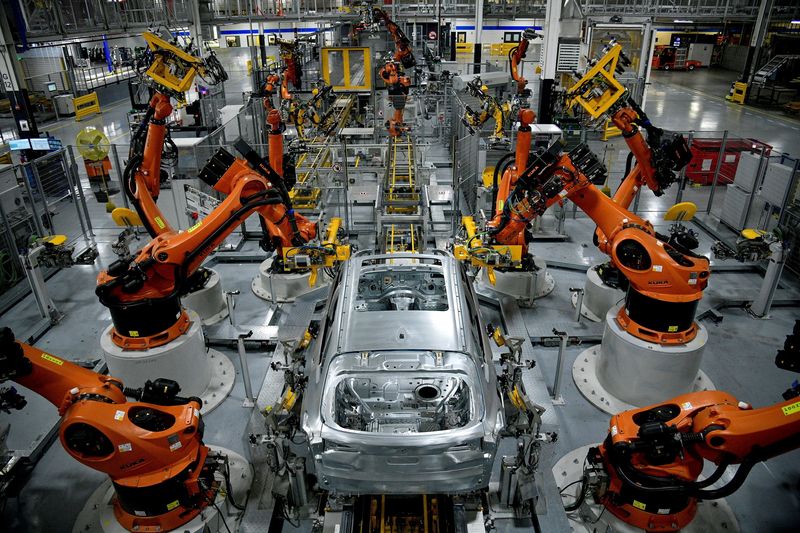 &copy; Reuters. FILE PHOTO: Autonomous robots assemble an X model SUV at the BMW manufacturing facility in Greer, South Carolina, U.S. November 4, 2019.  REUTERS/Charles Mostoller