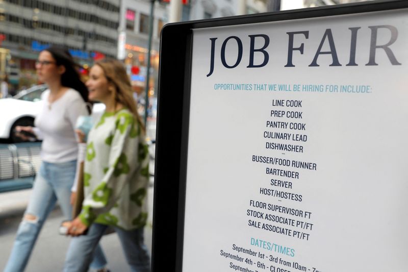 &copy; Reuters. Pessoas pasam ao lado de anúncio de feira de empregos em Nova York, EUA
03/09/2021
REUTERS/Andrew Kelly