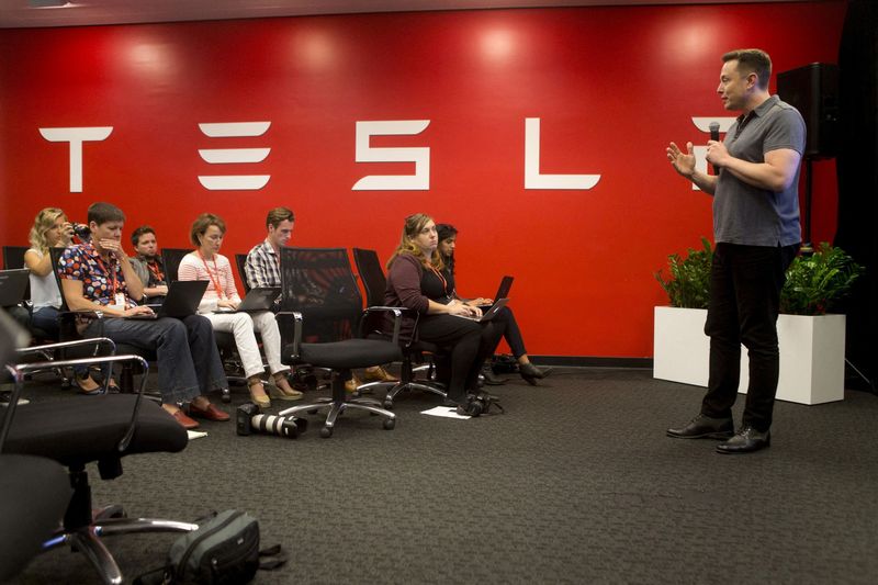 &copy; Reuters. Elon Musk (à droite), le directeur général de Tesla Inc, a demandé à ses employés de revenir au bureau ou de quitter l'entreprise, selon une note envoyée par e-mail aux salariés, qui a circulé sur les médias sociaux. /Photo d'archives/REUTERS/B